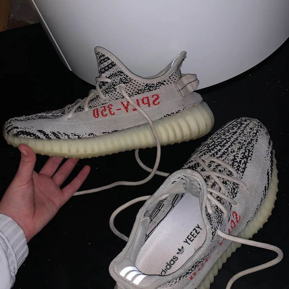 Adidas Yeezy 350 V2 Zebra, använt vårdat i några veckor. Nypris: 2200kr. Skicka era bud privat!. Skor.