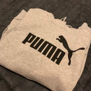 Ny PUMA hoodie, endast använd 1 gång. Säljes pga för liten. Fri frakt 