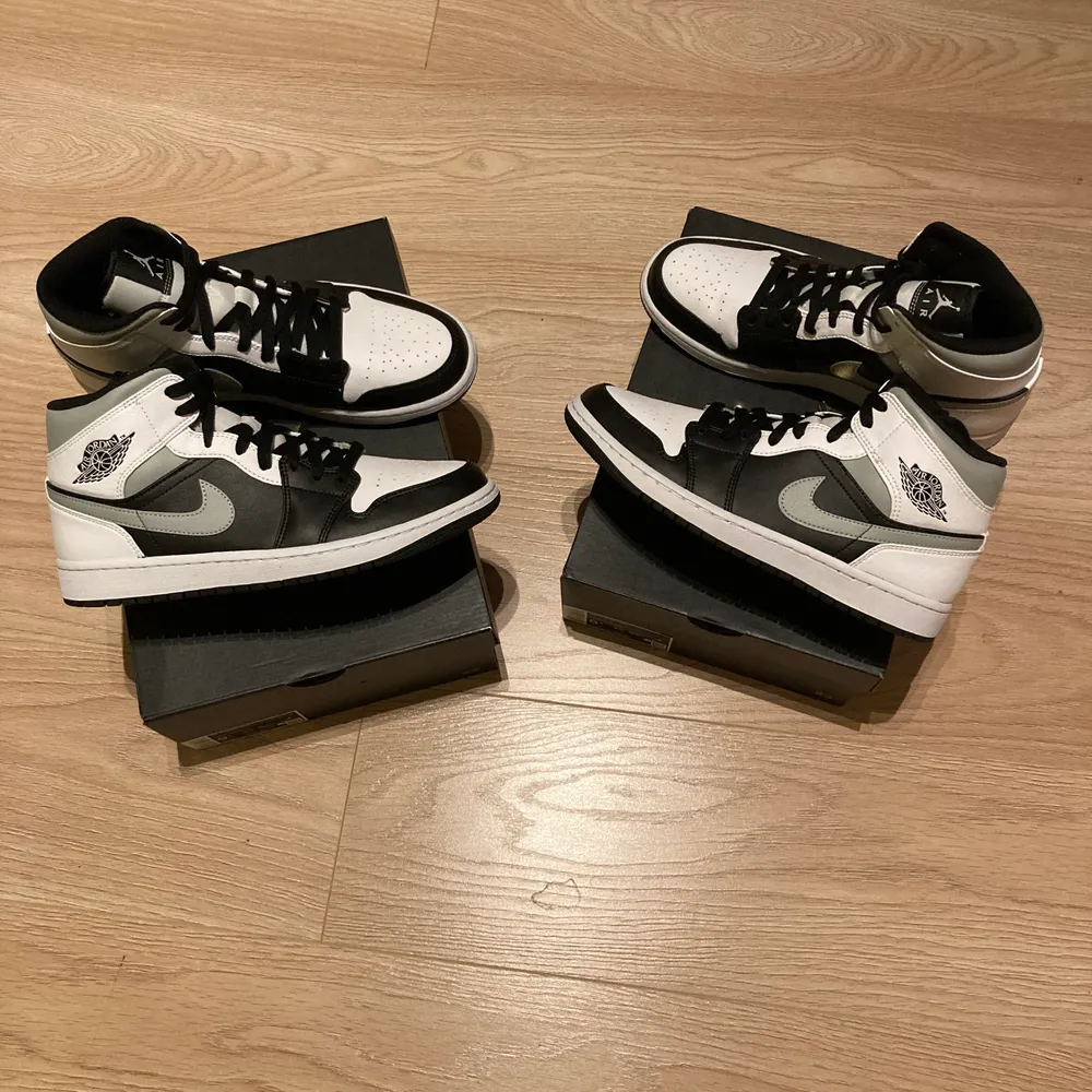 Säljer två par Air Jordan Shadow White! Finns i 42 och 43! Skorna är självklart äkta och kvitto samt bevis från Nike finns! Skorna är helt nya och aldrig testade!😊. Skor.