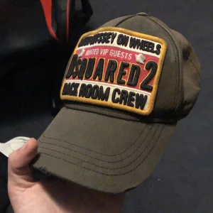 Dsquared2 keps - Rare modell. Använt skick. Köpt på NK Göteborg i somras. Priset är såklart diskuterbart! 