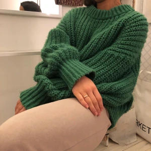 Stickad tröja - Stickad grön tröja från hm. Blir lite oversized på mig då jag egentligen har S:))