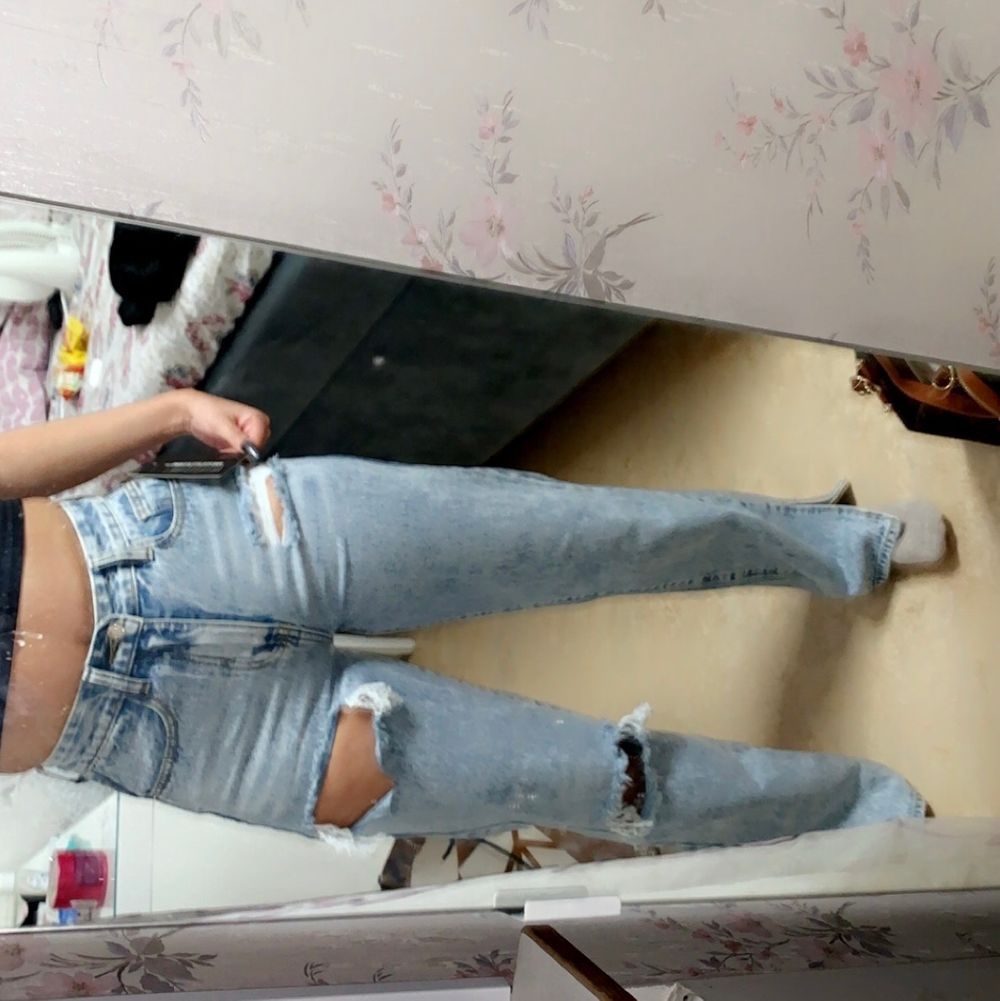 Jeans i storlek 8, alltså 36, från prettylittlething. I petite och skulle säga att de är lite små i storleken så en liten 36a. De är för tajta för mig men passar perfekt i längden för min stil som är 163 cm lång. Köpta för 30 brittiska pund så motsvarar alltså ungefär 330 kr exklusive frakt som kostar ungefär 80 kr. Alltså sammanlagt 410. Buda från 250. De är helt nya med alla prislappar kvar.. Jeans & Byxor.
