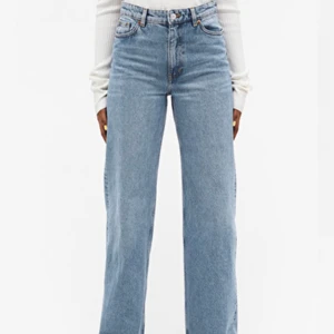 Yoko jeans  - Ljusa monki Yoko jeans strl 26!! Sitter som en smäck, fett snygga till allt osv. Säljes pga de inte kommer till användning, köpare står för frakt! 