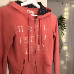 Hollister huvtröja xs - En superfin rosa huvtröja från hollister. Denna kan man använda till vardag och även i fjälls eller dylikt❤️ plagget är i ett normalt begagnat skick. Det finns tecken på användning