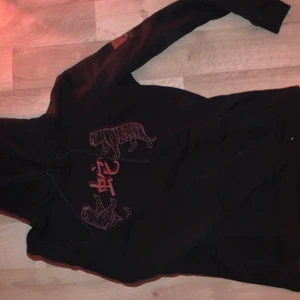 Hoodie från the cool elephant! - Jättecool hoodie från märket the cool elephant! Nypris 600 och aldrig använd, bara testat. Storlek S tror jag men passar Xs/S/liten M skulle ja säga