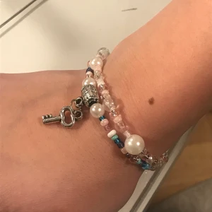 armband med nyckel - armband med pastellfärgade pärlor och ett lås i mitten 🖤 det andra halsbandet på första bilden är också till salu!