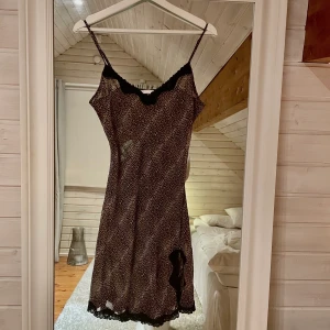 Leopard nattlinne  - Säljer detta snygga leopard nattlinnet som kan användas som en klänning med.  Aldrig använd. Köparen står för frakten 44kr 🥰🥰🥰 OBS - det är inga hål i klänningen som det ser ut på bild 3 utan det är reflektioner från blixten 