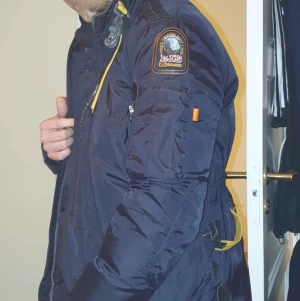 Jacka - 1 år gammal 1av1 Parajumpers jacka i perfekt skick, säljes då jag gått ned i vikt och behöver något mindre storlek. Den passar perfekt på någon med storlek medium-large och är mellan 170cm - 190cm. Jackan är varm och klarar Sveriges vinter utan problem. Pris kan diskuteras vid snabb affär.