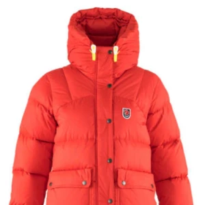 Söker en fjällräven jacka helst röd men svart funkar också  - Söker en fjällräven jacka helst röd men annars spelar de ingen roll vad för färg  