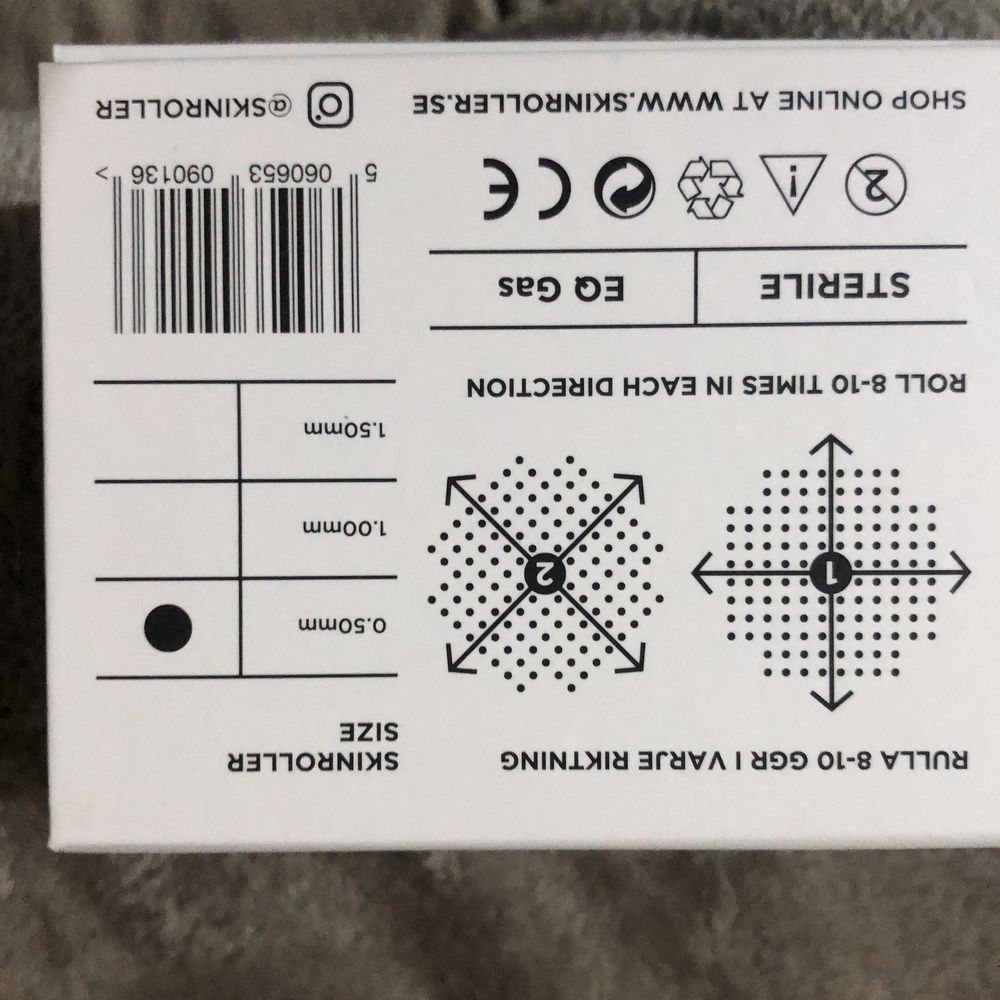 En dermaroller stimulerar hudens produktion av kollagen och får huden att reparera sig själv genom att skapa små mikrohål i huden. Resultatet blir mjukare, fastare och jämnare hy, särskilt effektiv mot rynkor. Hudroller kan användas både på kropp och i ansikte för att återställa och minska hudskador och problem som uppstått under åren. OANVÄND!!! Säljer på grund av ingen användning. Nypris 700kr bud startar från 400kr . Övrigt.