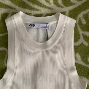Topp från Zara!  - Vit oanvänd topp från Zara! 90 kr och den är din! (Inklusive frakt)💗💗💗