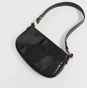 Svart baguette väska  - Svart väska från Asos. Jättefin och bra skick nästan aldrig använd. Fakeskinn med gulddetaljer 💕