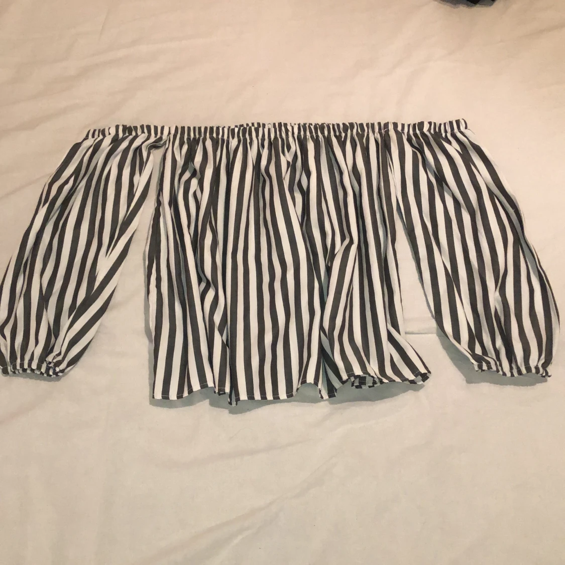 Grå/vit off-shoulder tröja