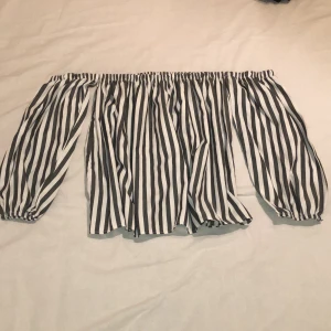 Grå/vit off-shoulder tröja  - Säljer en grå och vit randig off-shoulder tröja i storlek M. Den är i fint skick och bra material. Har endast använt ett fåtal gånger. Kan eventuellt mötas upp i Norrköping men kan även skicka plagget, eventuell frakt ingår. Hör av er om ni har några frågor eller ifall ni är intresserade💕✨