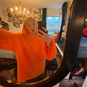 SUPER COOL LUVTRÖJA🧡 - tjocktröja som jag köpte på humana för ett tag sedan, den har inte kommit till användning så säljer den🧡 buda i kommentarsfältet!