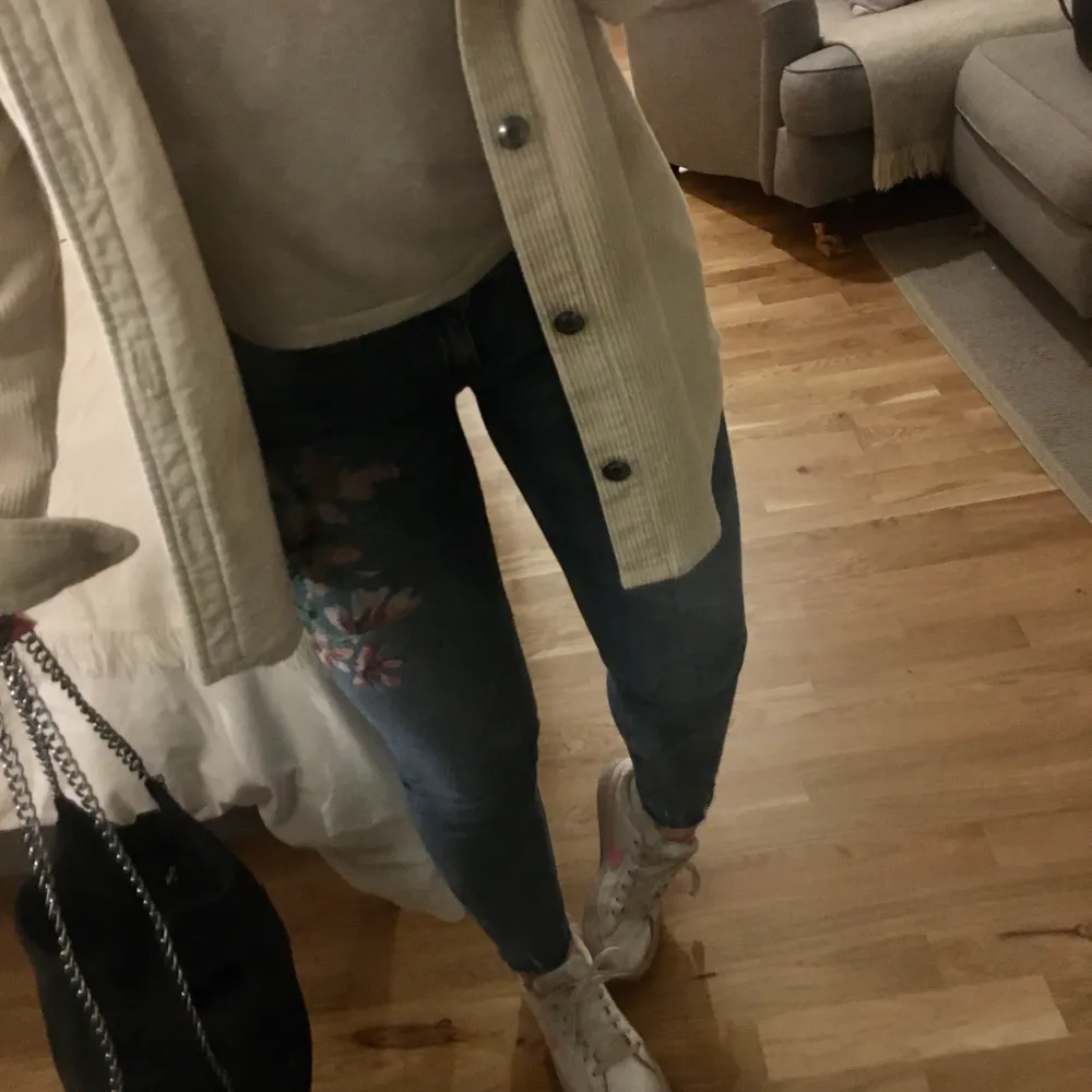 Coolaste jeansen med blomtryck på vänstra låret. Fint skick förutom att lappen är lite lös 💕💕 jag är ca 160 och har 36 i vanliga fall . Jeans & Byxor.