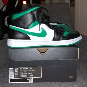 Jordan mid 1 pine green strl 47 - Tjena, säljer nu mina Jordans i storlek 47 passar även 46, de är i väldigt bra skick och använda sällan. Oftast använda som inneskor. Kan säljas billigare vid snabb affär 