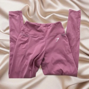 Gymshark - Träningstights från gymshark som tyvärr inte kommer till användning längre eftersom jag slutat gymma😅 sjukt fin rosa färg och passformen är väldigt smickrande