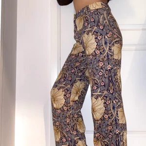H&M kollektion med Morris & co  - Mönstrade byxor i fantastiska vinterfärger från H&Ms kollektion med Morris & co. Modellen på byxorna liknar kostymbyxor och har ett bastant och inte tjockt tyg gjort på polyester. Använt 1 gång. Storlek 38. Nypris: 499, bud: 200