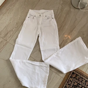 Vita botcut jeans - Använda o tvättade men i gott skick.