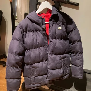 Vinterjacka  - Skön vinterjacka. Storlek 14/16. Skulle säga den är en XS/S. Lite kort i ärmarna på mig, 160cm lång.💕