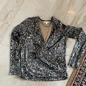 Leopard top - Krosad plysch, omlott top. 