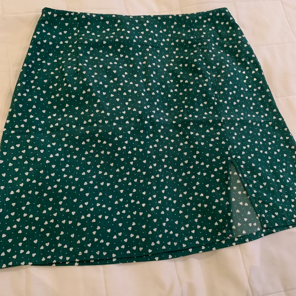 Säljer denna super söta kjol då den inte kommer till användning. Storlek XS och är från Shein. Använd ca 1 gång och köptes i somras 🥰 75kr+frakt. Kjolar.