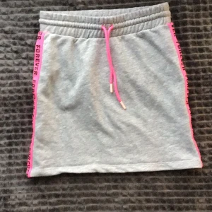 Grå kjol med neon - Ny 