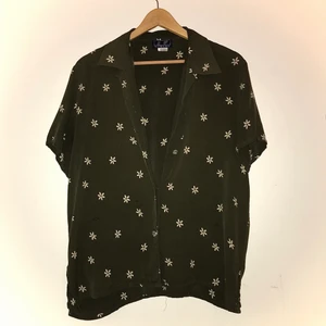 100% siden blus från Japan  - Jättefin men med några fläckar, de syns inte lika mkt i verkligheten 