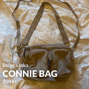 Connie bag från Gina Tricot Köpt för 349kr säljer för 200kr  Som ny, inga skador 