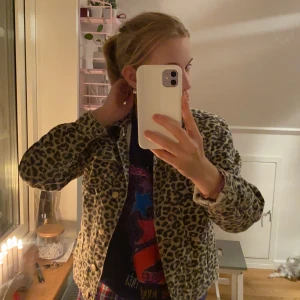 Trendig Leoprint jeansjacka  - Halv kroppad jeans jacka i ljus leoprint . Jätte fin på sommaren . I stort sätt oanvänd . 