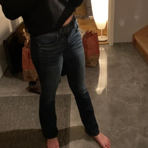 American Eagle Jeans - Helt nya jeans från American Eagle, prislapp kvar - nypris typ 550kr. Modellen är Long bootcut. Jag är 179 cm men tycker de är förkorta, passar nog någon som är 170-175 cm. Storleken är US 4 , vet inte vad de är men skulle säga 38 typ