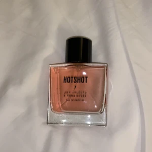 Hotshot - Tyvärr är detta inte min doft alls men vet att den är väldigt efterfrågad! Den är använd ett antal gånger men nu är det dags att bli av med den. Köparen står för frakt