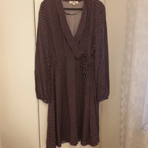 Klänning, storlek M - Lila klänning med vita prickar. Storlek M. Använd bara en gång. Säljs för 150 kr.