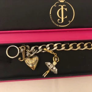 Armband - Säljer mitt super fina armband från Juicy Couture💗💞💞💞💞