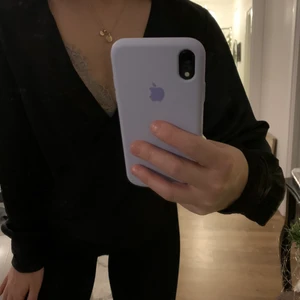 Festtopp  - Säljer nu min fina topp i satin från hm som är perfekt för fest. Den är i storlek 34 och är använd högst 3ggr. Köpte den för 249kr men säljer för 70kr + frakt