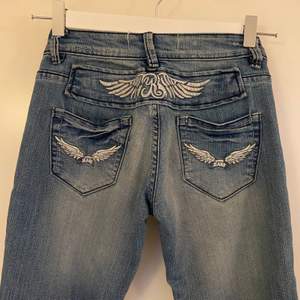 Blå jeans med snygg brodyr på bakfickorna. Säljes pga för små för mig, de är små i storleken! Har två minihål i linningen, kan skicka bild. I övrigt bra skick! Innersöm: 81 cm Midja: 60 cm Höft: 80 cm