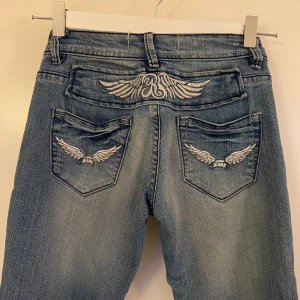 Jeans - Blå jeans med snygg brodyr på bakfickorna. Säljes pga för små för mig, de är små i storleken! Har två minihål i linningen, kan skicka bild. I övrigt bra skick! Innersöm: 81 cm Midja: 60 cm Höft: 80 cm