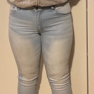 Jeans  - Ljusblåa jeans använda bara nån gång. Storlek 30 