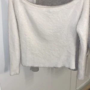 Off-shoulder  - Säljer en mysig off-sholuder tröja i storlek M. Knappt använd. Köparen står för frakten. 
