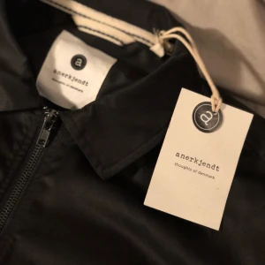 Andrkjendt kofta - Detta är en kofta som inte kommit ut i butik än, men jag säljer den här för billigare pris än vad den kommer att kosta i butik. Super skön och snygg, passar bra till en yngre cool kille😍