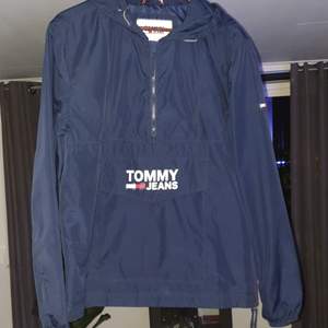 Tommy Hilfiger windbreaker i storlek M.                       Sitter boxy och är i bra skick                                           MVH/ Alfred