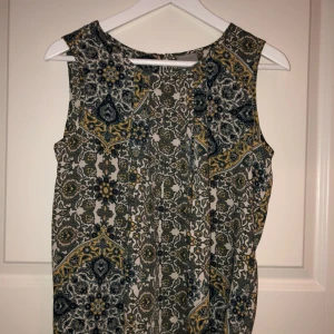  - Knappt använd ärmlös blus från Vero Moda. 