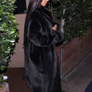  - Sjukt fin lång svart fauxfur från Tiger of Swedens som jag köpte för nästan 4000kr. har endast testat denna 2 gånger. och tyvärr behöver jag sälja den då den är för liten för mig. Jättebra kvalite på den och funkar både vinter som höst/vår. 1bild - inspo