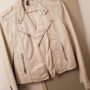  - Vit skinnjacka, använd 2 gånger 