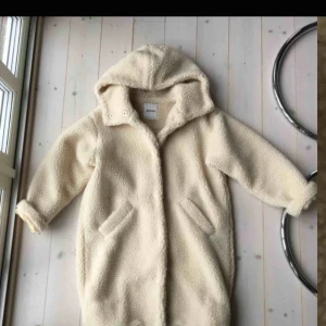  - Superfin Teddyjacka som är som ny. Blev slutsåld överallt i butik!!! Passar perfekt nu till hösten/vintern 😍