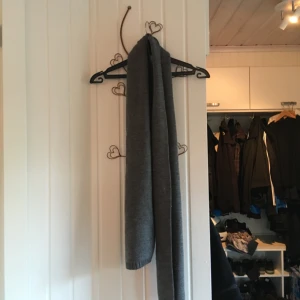  - Halsduk som aldrig blivit använd utan bara legat i garderoben (stackarn), letar efter ny ägare till hösten som respekterar den. Frakt tillkommer 😊