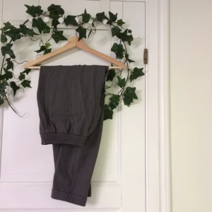  - Säljer dessa helt nya & endast prövade kostymbyxor ifrån P&B! Både sköna & snygga🤙🏼står storlek L men är som en M. Kolla gärna in min profil eller ställ en fråga om det är ngt ni undrar över💖🌸