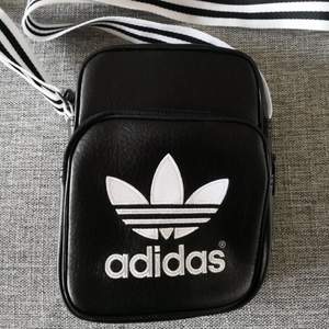 Söt liten väska från Adidas, imitationsläder, inga fläckar eller skador, som ny, enbart använd en gång inomhus😘😘😘 eventuell frakt betalas av köparen ✌🏼😍❤️