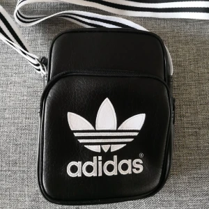  - Söt liten väska från Adidas, imitationsläder, inga fläckar eller skador, som ny, enbart använd en gång inomhus😘😘😘 eventuell frakt betalas av köparen ✌🏼😍❤️